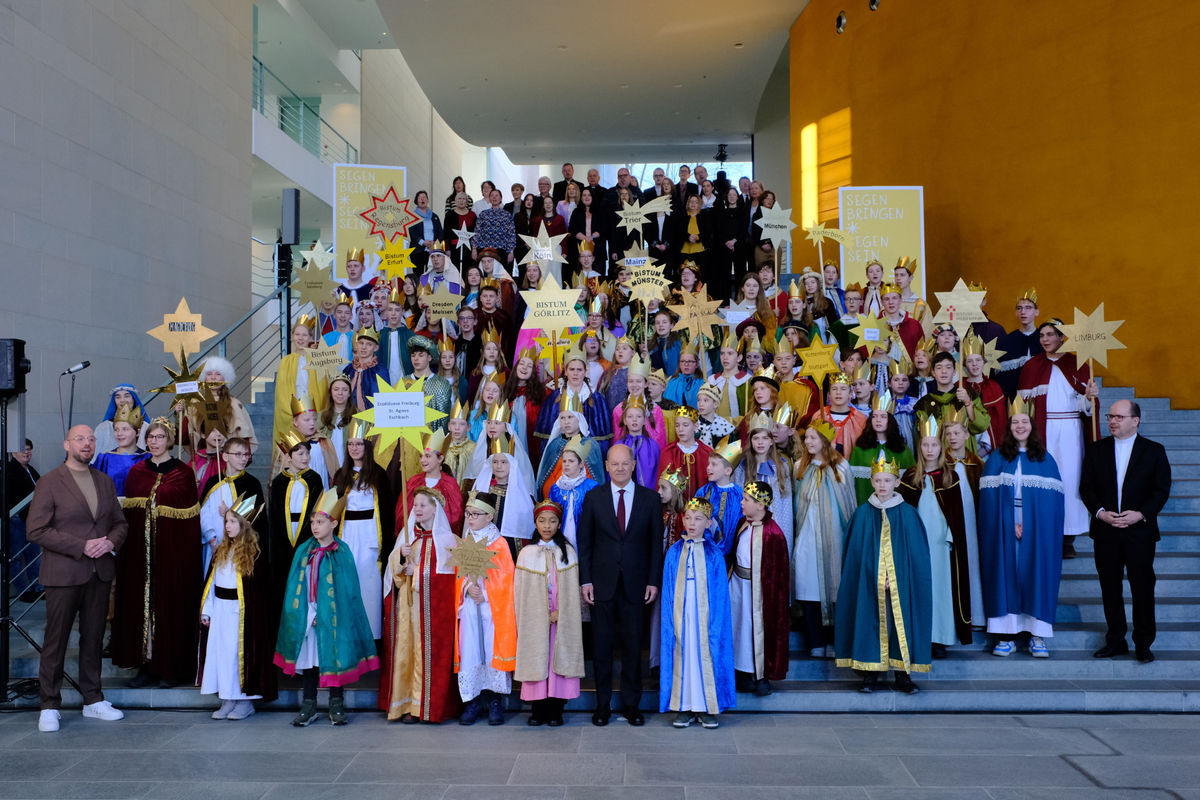 Bundeskanzler Olaf Scholz hat am 8. Januar 108 Sternsinger aus ganz Deutschland im Kanzleramt empfangen. Jeweils vier Sternsinger aus allen 27 deutschen Diözesen vertraten in Berlin alle Mädchen und Jungen, die sich rund um das Dreikönigsfest bundesweit an der 66. Aktion Dreikönigssingen beteiligen. Begleitet wurden die Sternsinger beim Empfang von Pfarrer Dirk Bingener, Präsident des Kindermissionswerks ‚Die Sternsinger‘, und Domvikar Dr. Stefan Ottersbach, Bundespräses des Bundes der Deutschen Katholischen Jugend (BDKJ). Foto: Ralf Adloff/ Kindermissionswerk